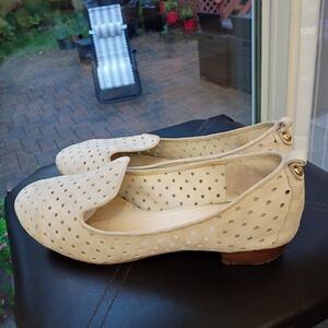 Vince Camuto Crem Suede Flats for Women Loafers Size7.5.Very Good Condition.